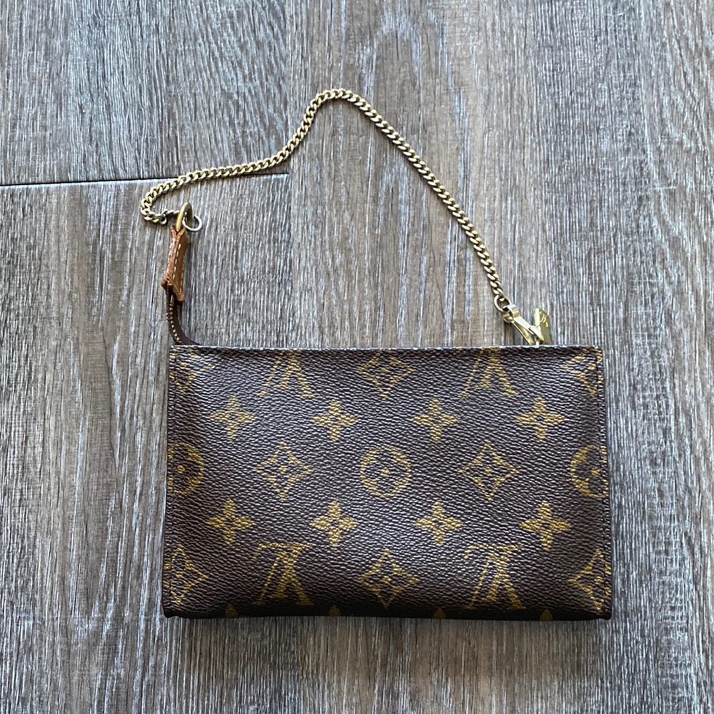 LOUIS VUITTON
Monogram Mini Pochette